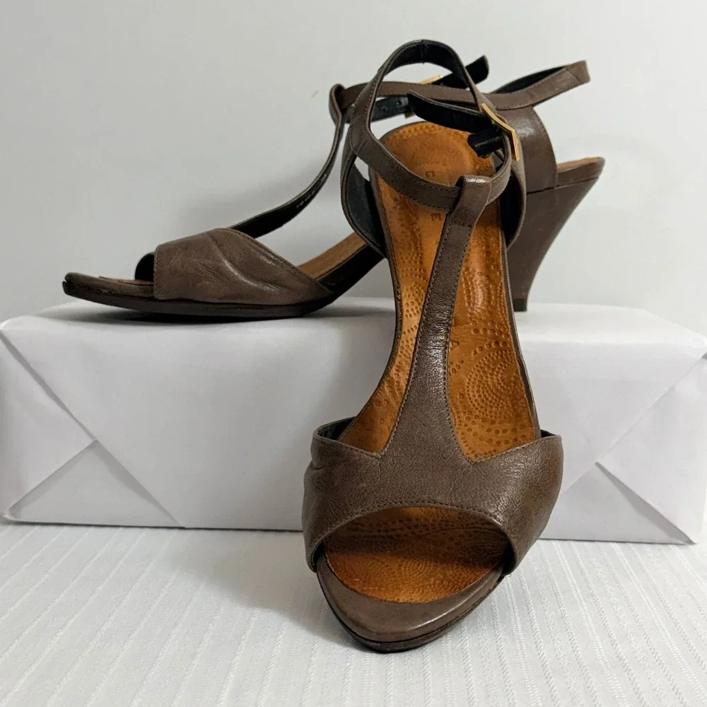 Chie Mihara Women T-Strap Leather Sandals EU 38 Peep Toe Kitten Heel Classic